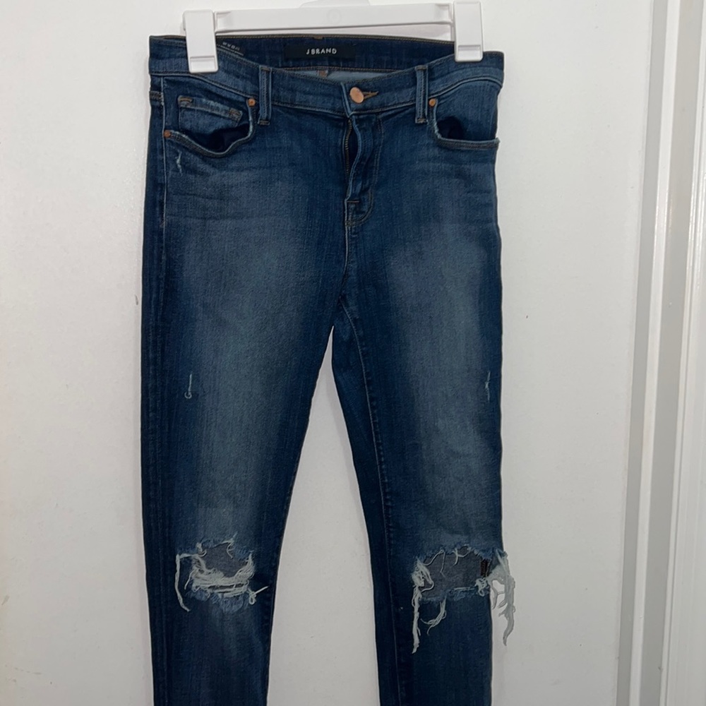 - J BRAND distressed misfit skinny jeans size 27
Mid rise